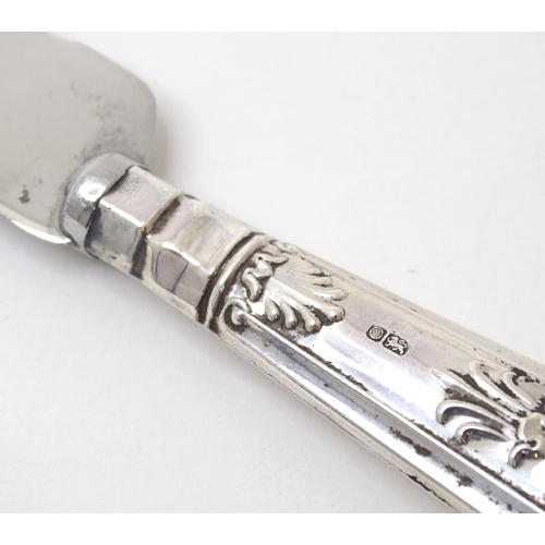 475 - A silver handled King's pattern bread knife, hallmarked Sheffield 1979, maker Harrison Brothers. App... 