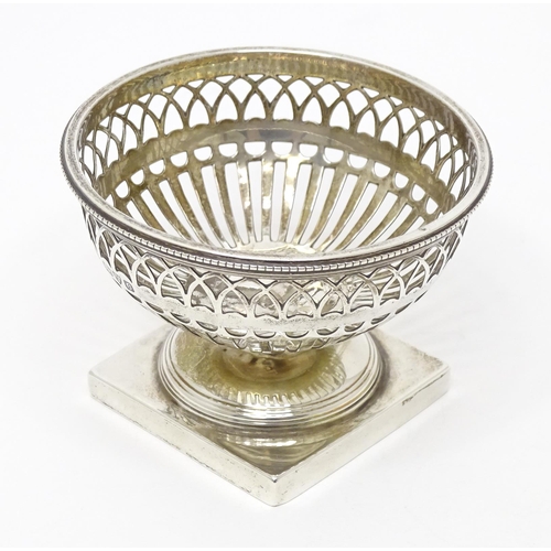 476 - A silver pedestal bon bon dish with pierced decoration, hallmarked Chester 1914, maker George Nathan... 