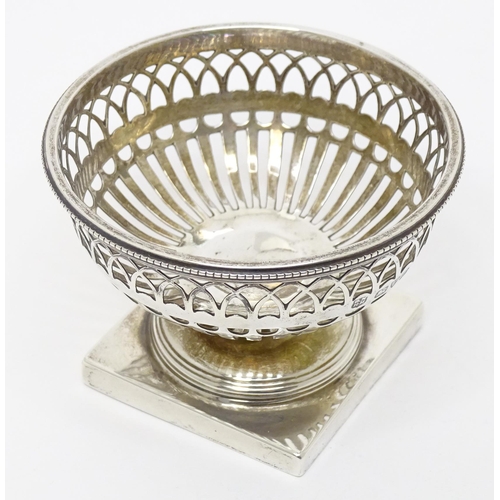 476 - A silver pedestal bon bon dish with pierced decoration, hallmarked Chester 1914, maker George Nathan... 