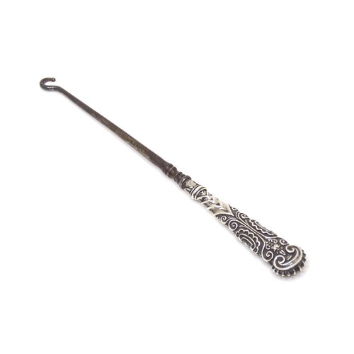 480 - A silver handled button hook, hallmarked Birmingham c. 1895. Approx. 6 3/4