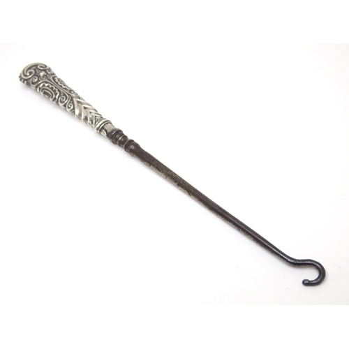 480 - A silver handled button hook, hallmarked Birmingham c. 1895. Approx. 6 3/4