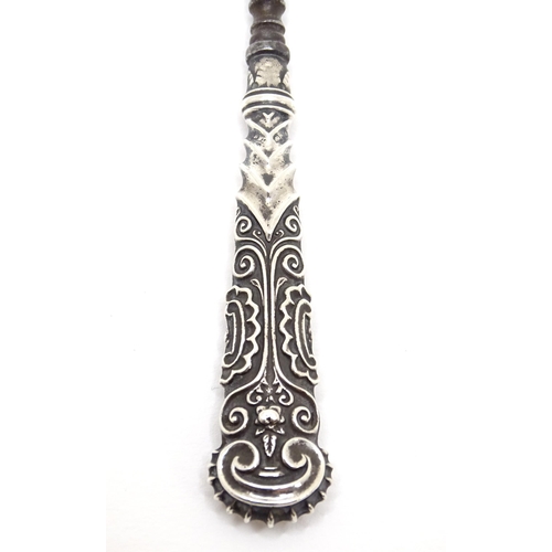 480 - A silver handled button hook, hallmarked Birmingham c. 1895. Approx. 6 3/4