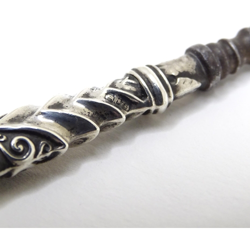 480 - A silver handled button hook, hallmarked Birmingham c. 1895. Approx. 6 3/4