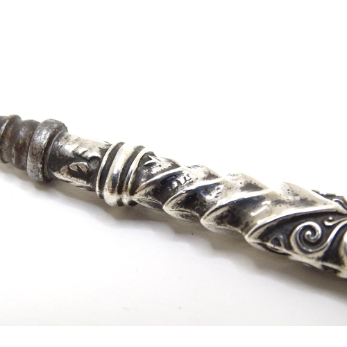 480 - A silver handled button hook, hallmarked Birmingham c. 1895. Approx. 6 3/4