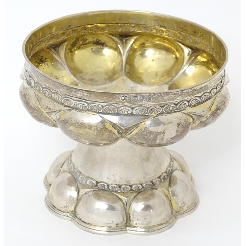 484 - A silver and silver gilt cup / chalice with Arts & Crafts style lobe decoration, hallmarked London 1... 