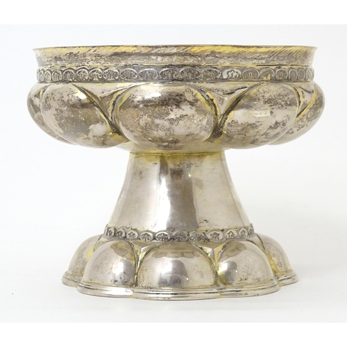 484 - A silver and silver gilt cup / chalice with Arts & Crafts style lobe decoration, hallmarked London 1... 