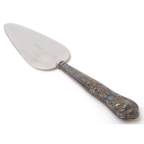 521 - A silver handled King's pattern pie server, hallmarked Sheffield 1975, maker Harrison Brothers. Appr... 