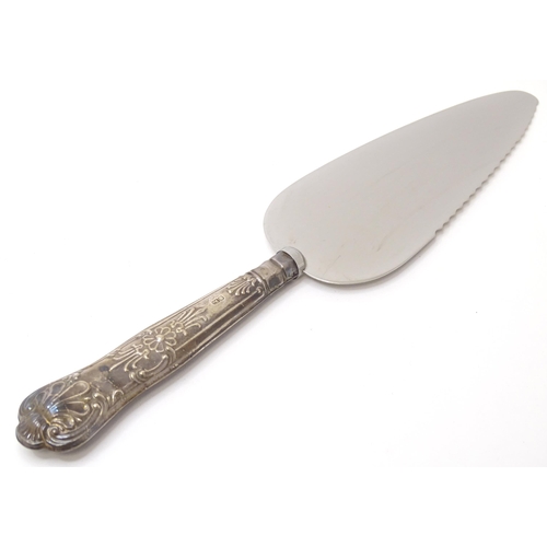 521 - A silver handled King's pattern pie server, hallmarked Sheffield 1975, maker Harrison Brothers. Appr... 