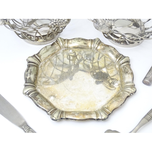 543 - A quantity of assorted silver plated items to include a crumb scoop, openwork baskets with fruiting ... 