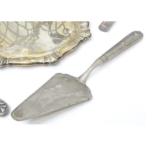 543 - A quantity of assorted silver plated items to include a crumb scoop, openwork baskets with fruiting ... 