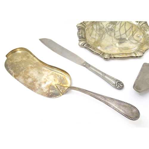 543 - A quantity of assorted silver plated items to include a crumb scoop, openwork baskets with fruiting ... 