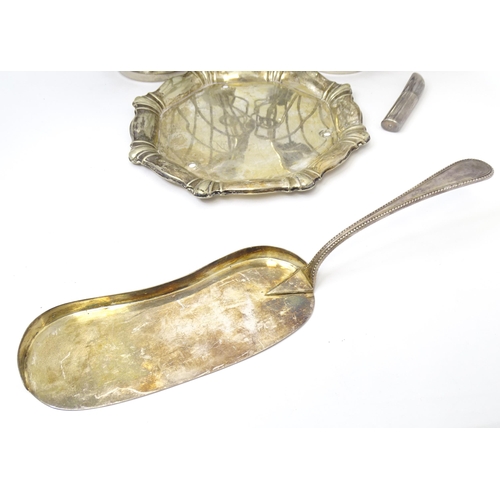 543 - A quantity of assorted silver plated items to include a crumb scoop, openwork baskets with fruiting ... 