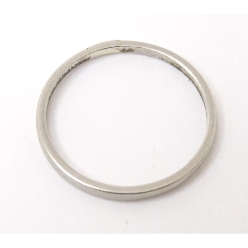 566 - A platinum band. Ring size approx N