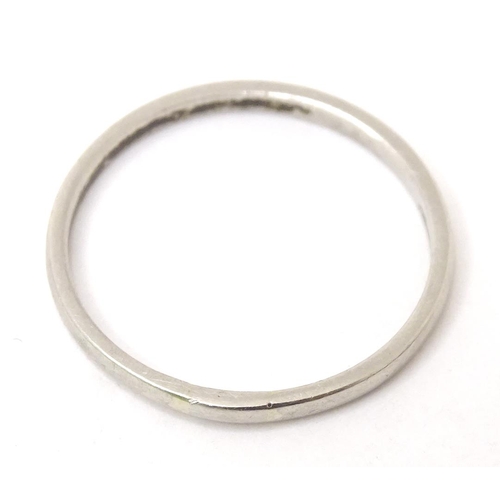 566 - A platinum band. Ring size approx N