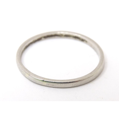 566 - A platinum band. Ring size approx N