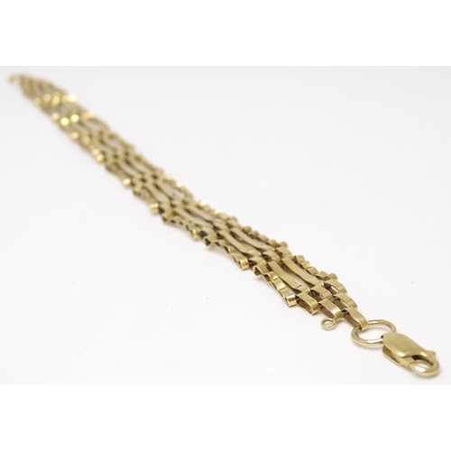 746 - A 9ct gold bracelet approx 7 1/2