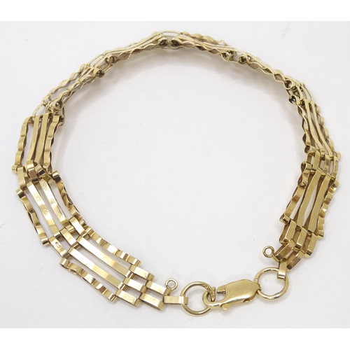 746 - A 9ct gold bracelet approx 7 1/2