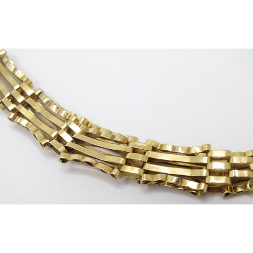 746 - A 9ct gold bracelet approx 7 1/2