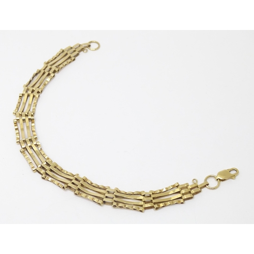 746 - A 9ct gold bracelet approx 7 1/2