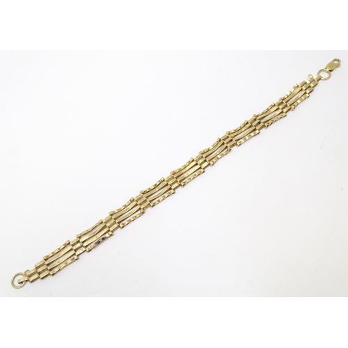 746 - A 9ct gold bracelet approx 7 1/2