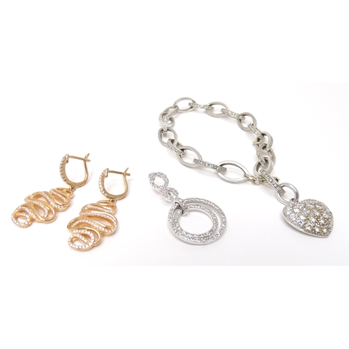 760 - Assorted silver and silver gilt jewellery to include bracelet, earrings and pendant. the pendant app... 