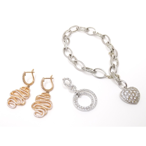 760 - Assorted silver and silver gilt jewellery to include bracelet, earrings and pendant. the pendant app... 