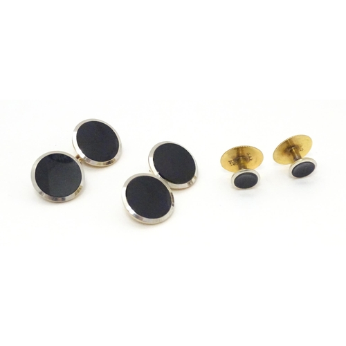 762 - A pair of 9ct gold cufflinks together with a pair of collar studs.