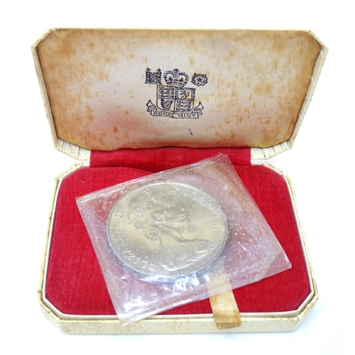 799 - Coins : Assorted commemorative coins to include a Gibraltar proof crown 1967, a Tower of London 1078... 