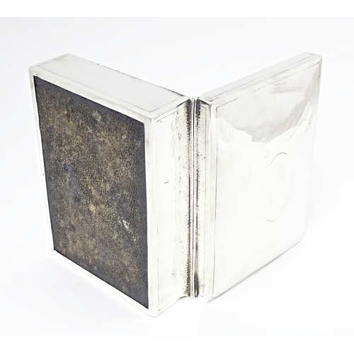 246 - A silver table top cigarette box with hammered decoration, hallmarked Birmingham 1902, maker Deakin ... 