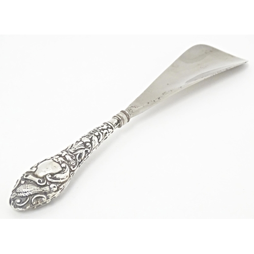 259 - A silver handled shoe horn hallmarked Birmingham 1922, maker W. J. Myatt & Co. Approx. 8 3/4