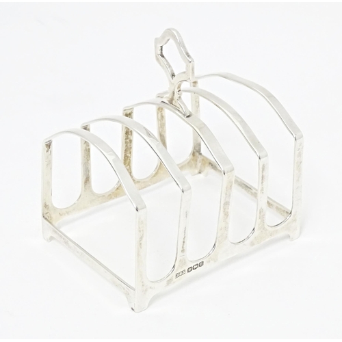 245 - A silver five bar toast rack, hallmarked Sheffield 1922, maker Brook & Son. Approx. 3