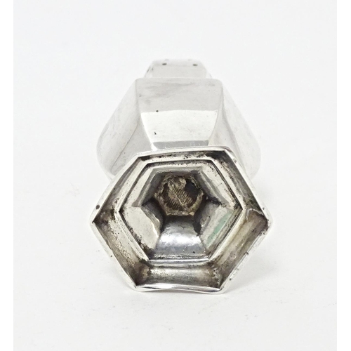 255 - A Victorian silver pepperette of hexagonal form hallmarked Birmingham 1899, maker S. Blanckensee & S... 