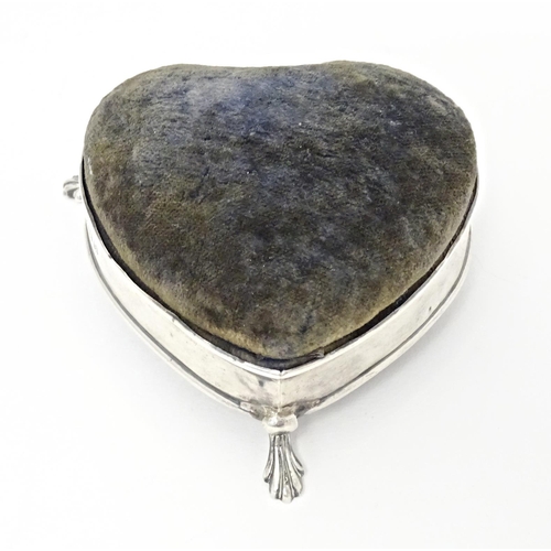 256 - A silver ring box of heart form with three feet, hallmarked Birmingham 1909, maker T. H. Hazelwood &... 