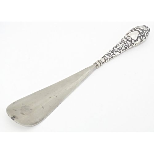 259 - A silver handled shoe horn hallmarked Birmingham 1922, maker W. J. Myatt & Co. Approx. 8 3/4