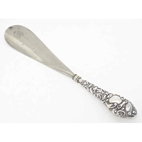 259 - A silver handled shoe horn hallmarked Birmingham 1922, maker W. J. Myatt & Co. Approx. 8 3/4