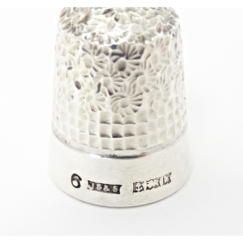 262 - A cased silver thimble hallmarked Birmingham 1971, maker James Swann & Son