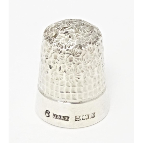 262 - A cased silver thimble hallmarked Birmingham 1971, maker James Swann & Son