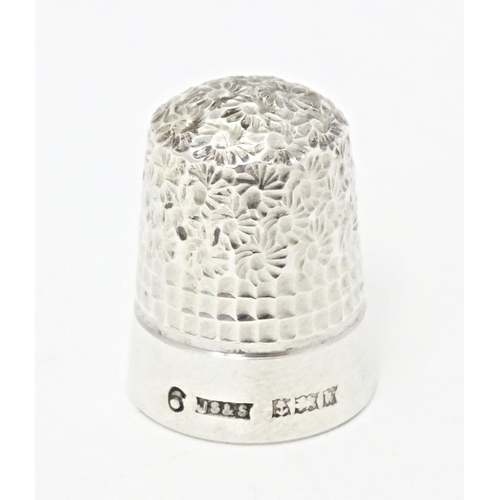 262 - A cased silver thimble hallmarked Birmingham 1971, maker James Swann & Son