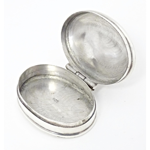 281 - A .925 silver pill box of oval form having articulated bear detail to lid. Approx. 1 1/2