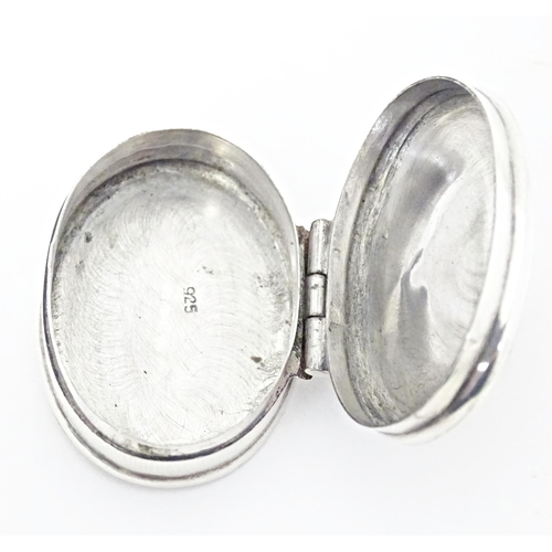 281 - A .925 silver pill box of oval form having articulated bear detail to lid. Approx. 1 1/2