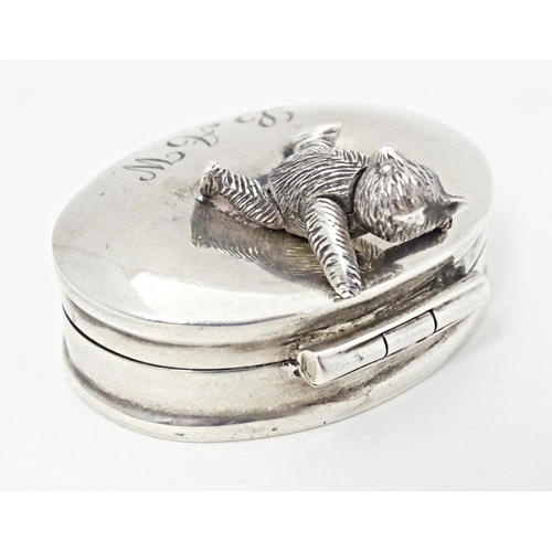 281 - A .925 silver pill box of oval form having articulated bear detail to lid. Approx. 1 1/2