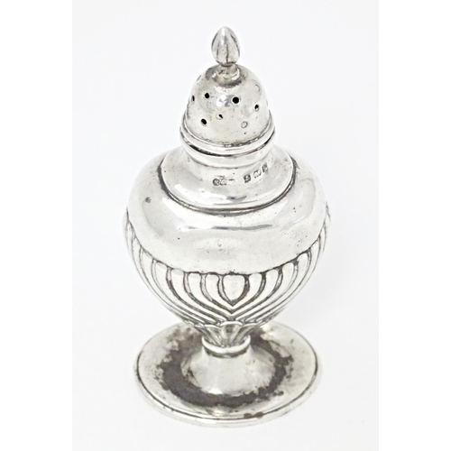 311 - A silver pepperette of shaped form hallmarked Birmingham 1906, maker Keight & Newman. Approx. 3 3/4