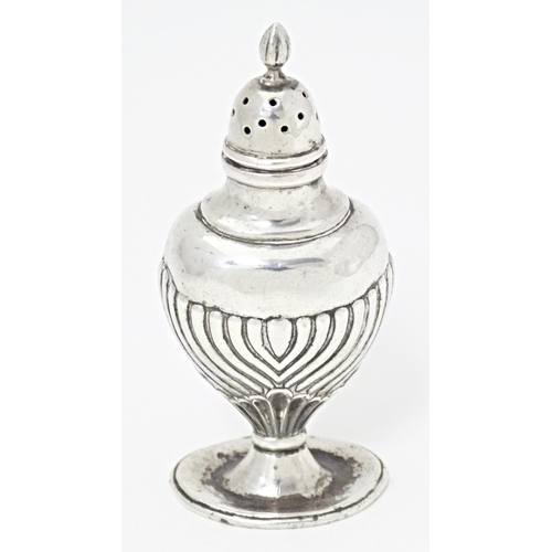 311 - A silver pepperette of shaped form hallmarked Birmingham 1906, maker Keight & Newman. Approx. 3 3/4