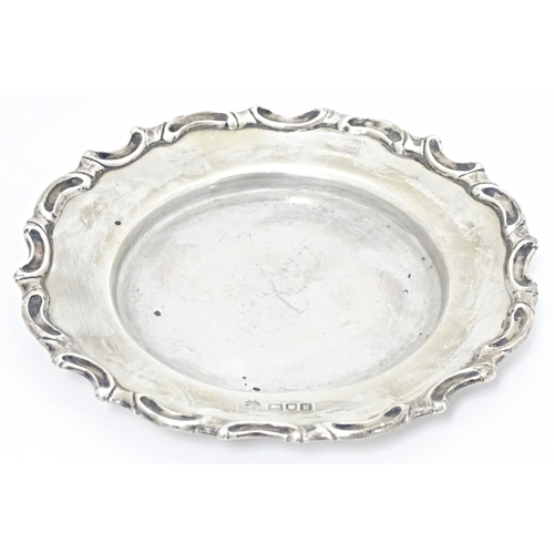 318 - A silver dish / coaster hallmarked London 1902, maker William Hutton & Sons. Ltd. Approx. 5 1/2