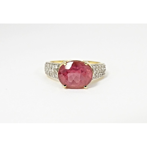 552 - An 18ct gold ring set with central Cruzeiro Rubellite flanked by diamonds to shoulders. Ring size ap... 