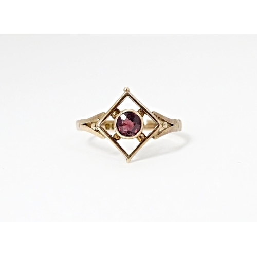 553 - A 9ct gold ring set with central garnet. Ring size approx. N