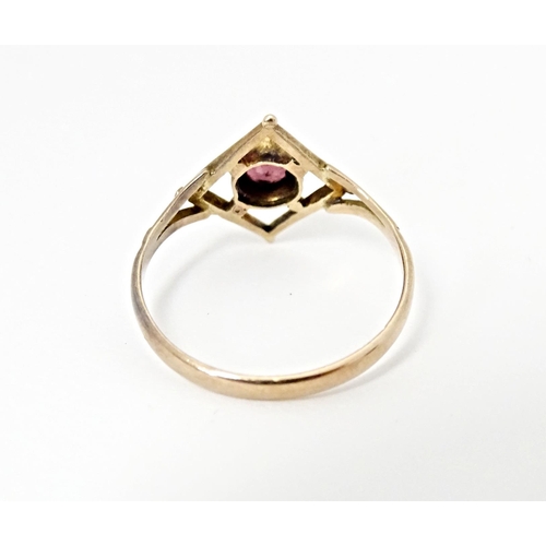 553 - A 9ct gold ring set with central garnet. Ring size approx. N