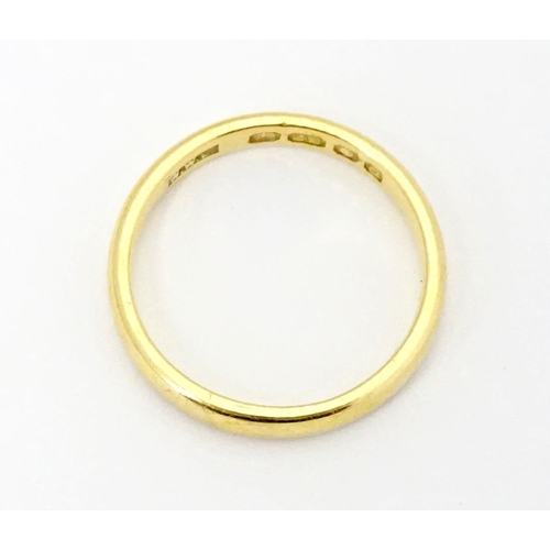 554 - A 22ct gold ring, hallmarked London 1956. Ring size approx. N