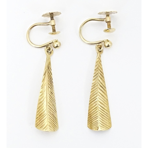 641 - A pair 9ct gold drop earrings with feather decoration. Approx. 1 1/4