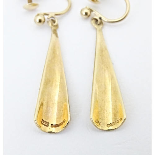 641 - A pair 9ct gold drop earrings with feather decoration. Approx. 1 1/4